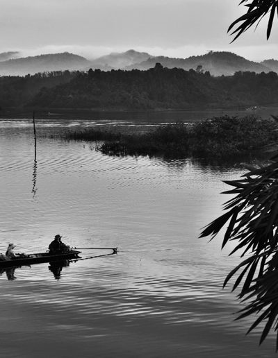 존 닥스 루의 라오스 산과 강의 고요한 풍경